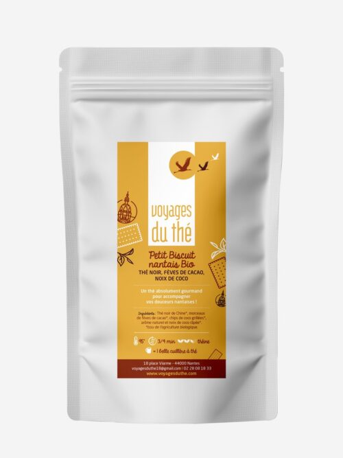 Sachet de thé noir Bio Petit Biscuit nantais par Voyages du thé, un mélange gourmand aux fèves de cacao et éclats de noix de coco grillée.