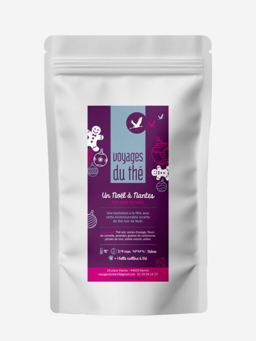 Sachet de thé noir Un Noël à Nantes par Voyages du thé, mélange festif aux zestes d'orange, cannelle, amande et cardamome.