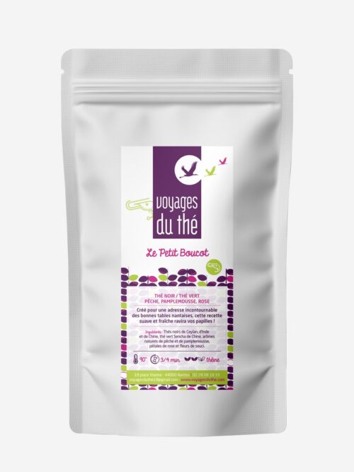 Sachet de thé Le Petit Boucot par Voyages du thé, mélange de thés noirs et thé vert Sencha aux arômes de pêche, pamplemousse et pétales de rose.