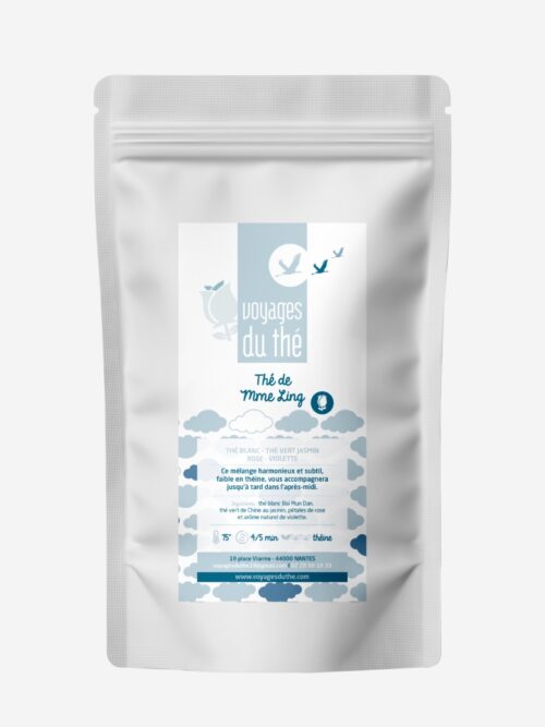 Sachet de thé blanc avec une étiquette aux tons bleu ciel illustrée de nuages et d'oiseaux, intitulé Thé de Mme Ling
